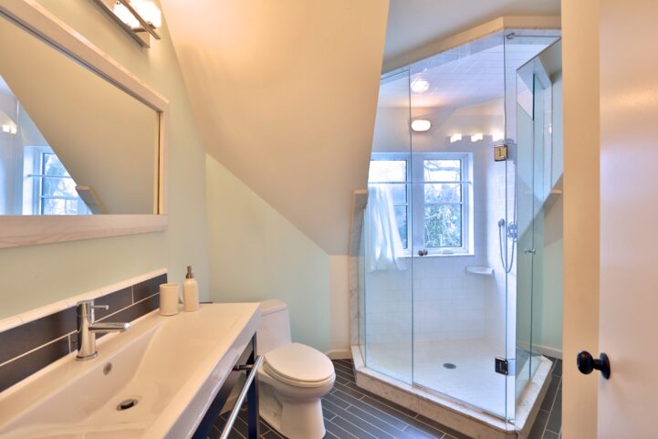 91 Crescent Road - Bathroom Shower with Window