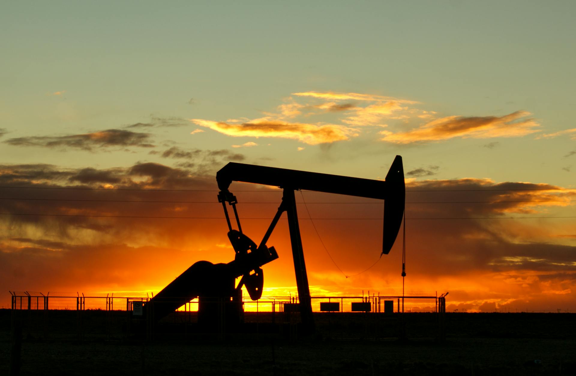 Canada Trade Surplus Soars With Oil Prices, Return To US Dependency