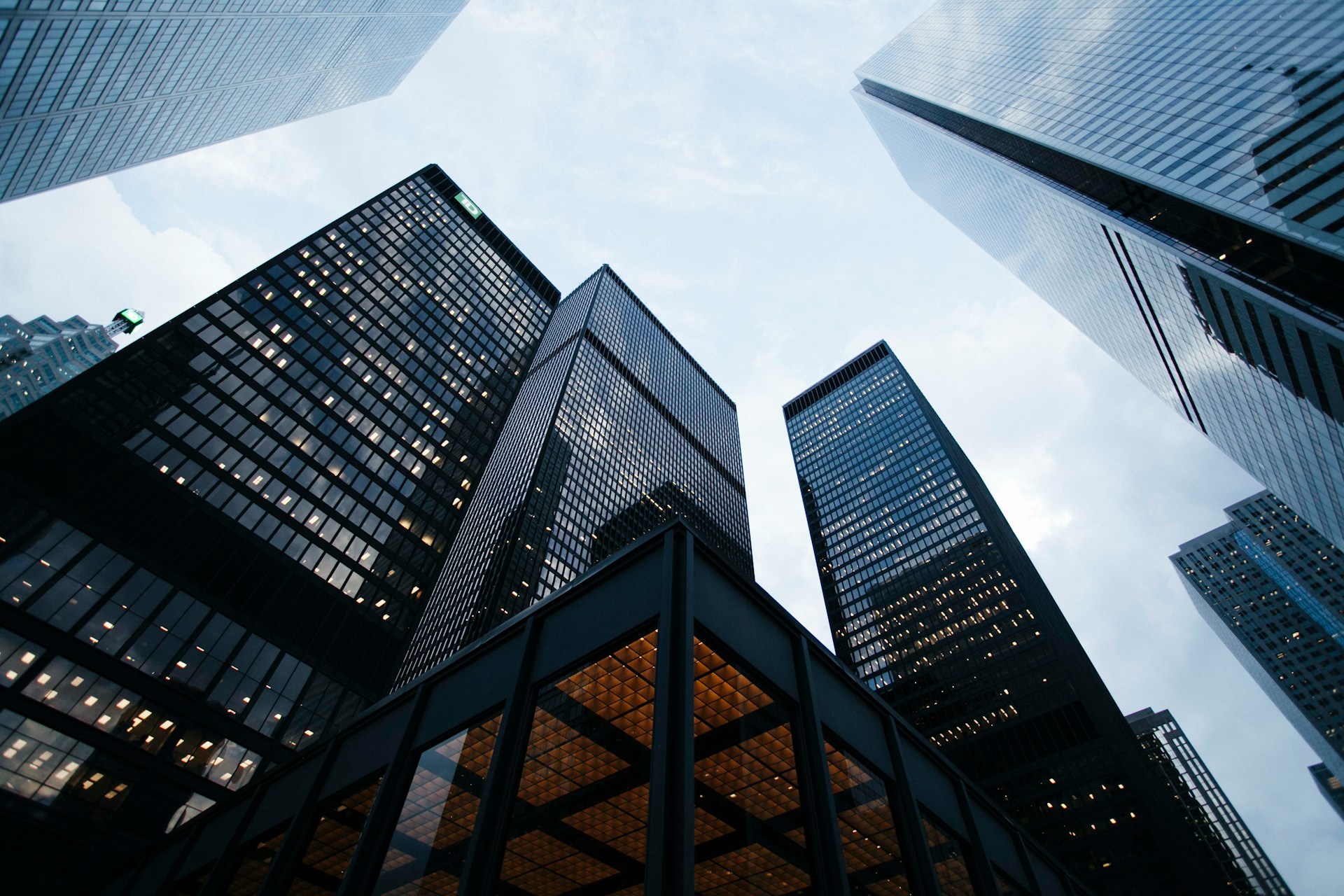 Canada's Credit Divide: Balances Soar In East, Defaults Rise In Ontario